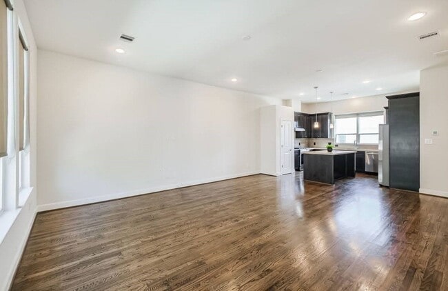 Building Photo - 946 W 18th St