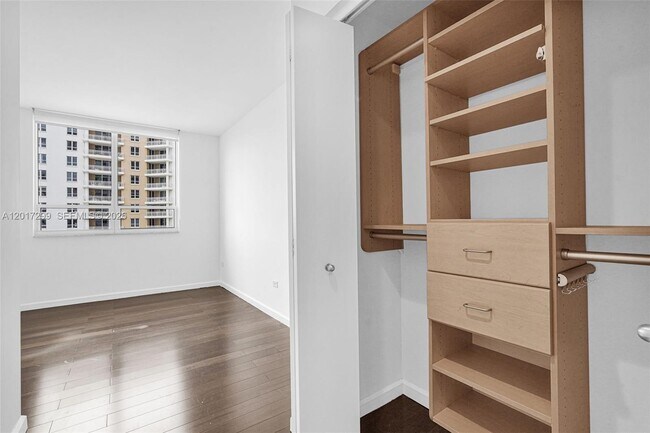 Building Photo - 801 Brickell Key Blvd