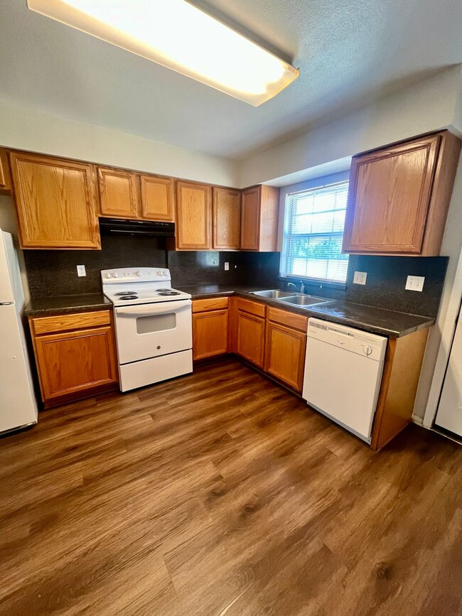 Building Photo - 2 Bedroom / 1 Bath **Cozy Unit in Pleasant...