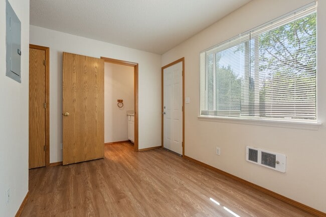 Building Photo - 2-Bedroom Duplex in SE Portland - Enjoy 1/2 off your first month!