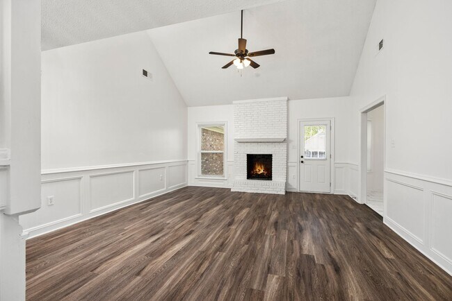 Building Photo - 3 Bedroom, 2 bath with a bonus room near B...