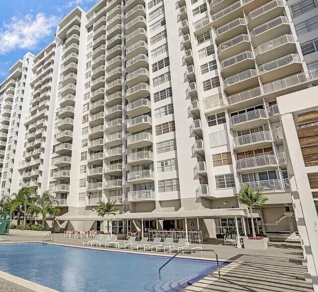 Building Photo - 18041 Biscayne Blvd