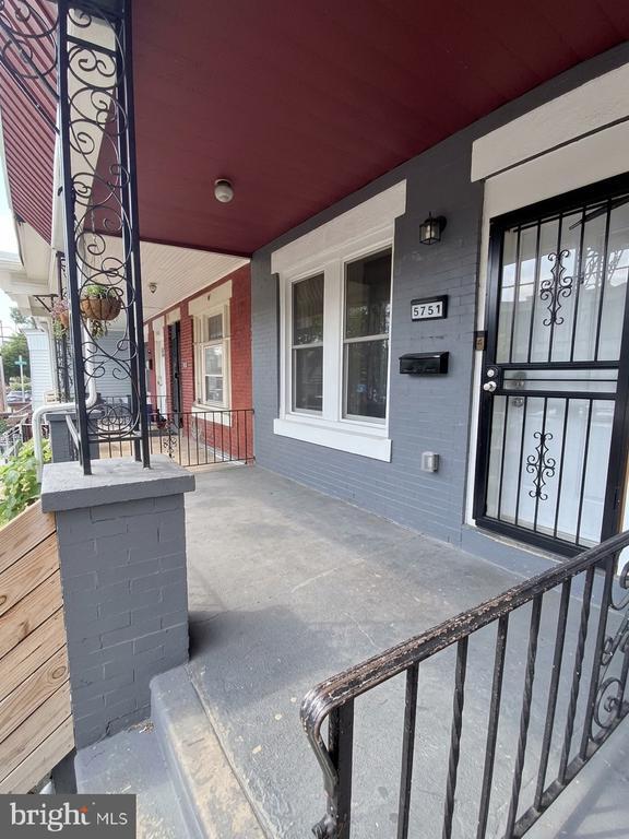 Building Photo - 5751 Larchwood Ave