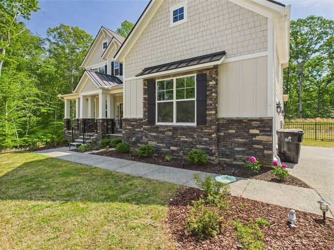 Building Photo - Stunning 5 Bedroom 4.5 Bathroom Located in...