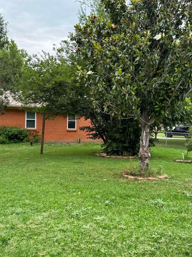 Building Photo - 1400 Phoenix Dr