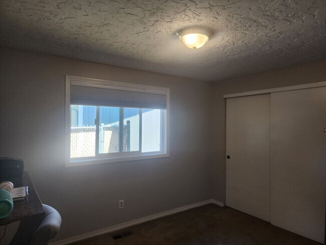 Building Photo - Pet Friendly, Single-Level, Attractively Updated Home in NE Newberg