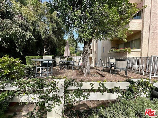 Building Photo - 5139 Balboa Blvd