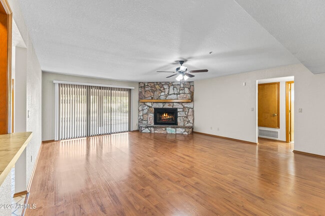 Building Photo - 1306 E La Vieve Ln