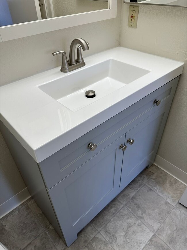 Building Photo - Townhouse 2 bedroom, 2.5 bath, washer/drye...