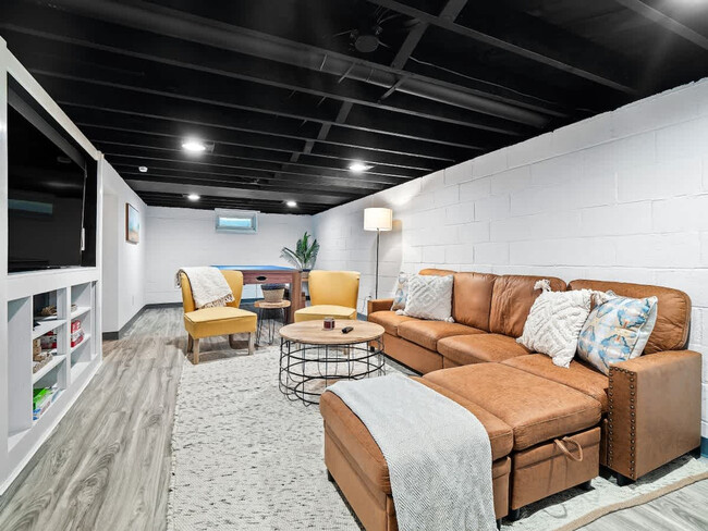 Building Photo - 3815 Ellendale Rd