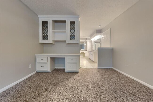 Building Photo - 2206 Lakeville Dr