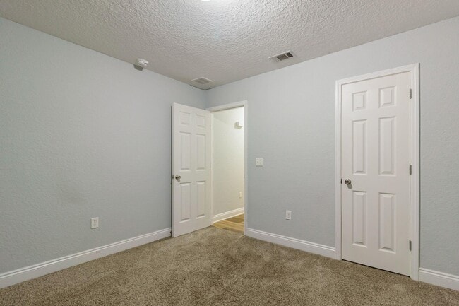 Building Photo - 515 Grand Ridge Dr