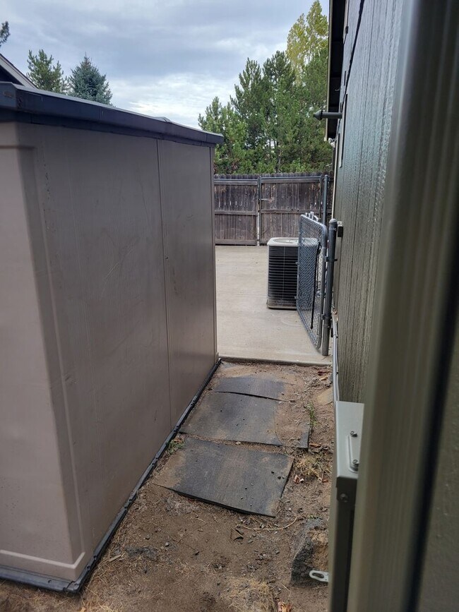 Building Photo - Newly painted  2,000+ sq home with RV parking