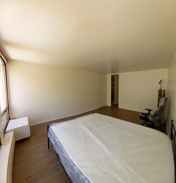 Building Photo - 1450 E 55th Pl