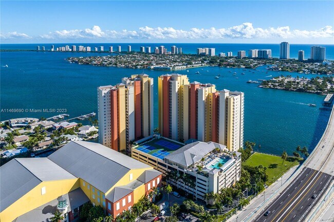 Building Photo - 2650 Lake Shore Dr