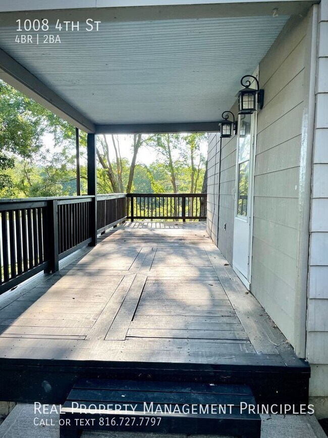 Building Photo - 1008 4th St-