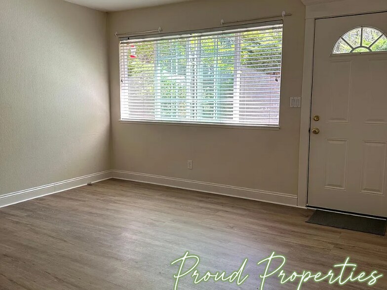 Building Photo - 2748 Tunnel St