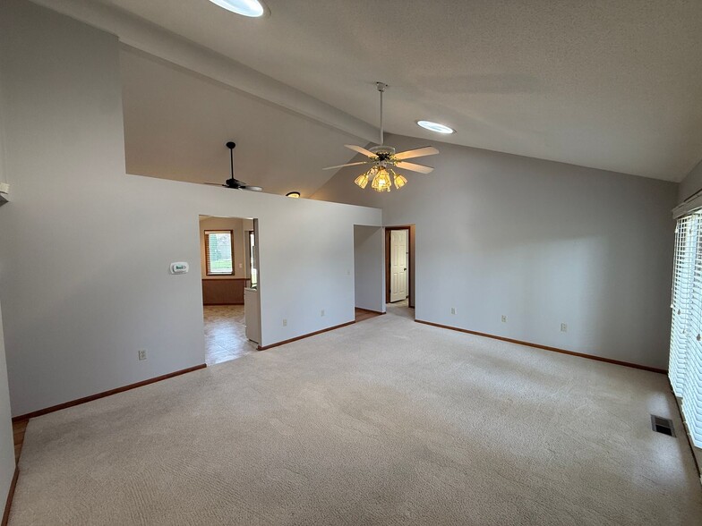 Building Photo - 5018 Goldfinch Ln