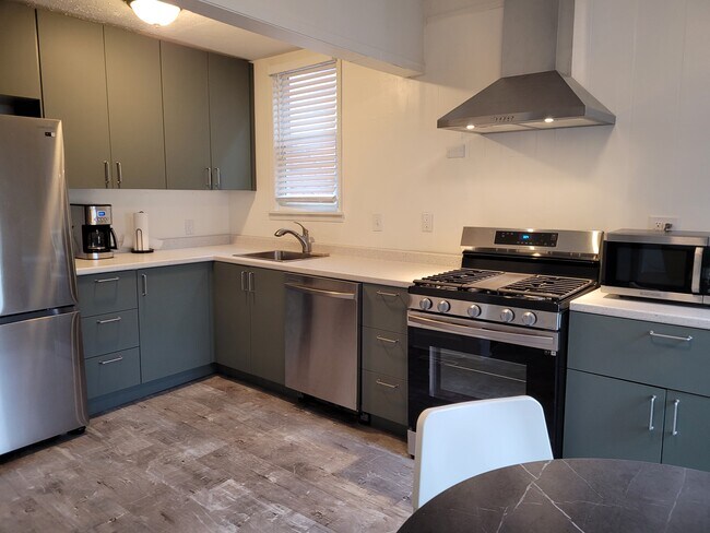 Building Photo - 517 E Johnson St