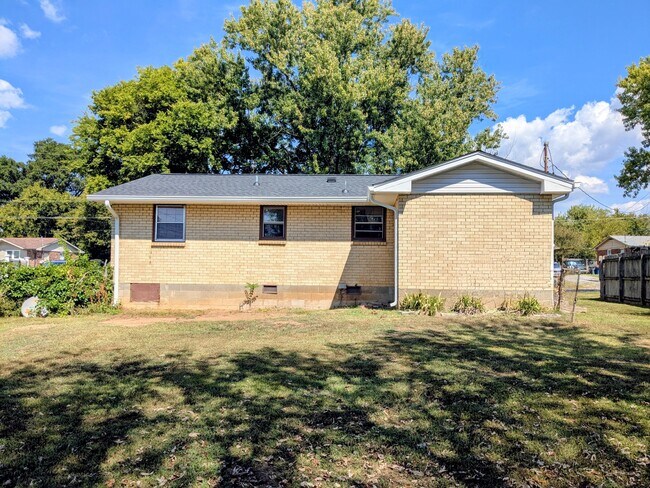 Building Photo - 102 Cole Ct