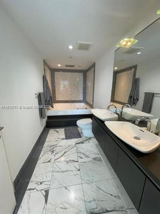 Building Photo - 200 Biscayne Blvd Way