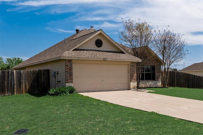 Building Photo - 121 Price Cir