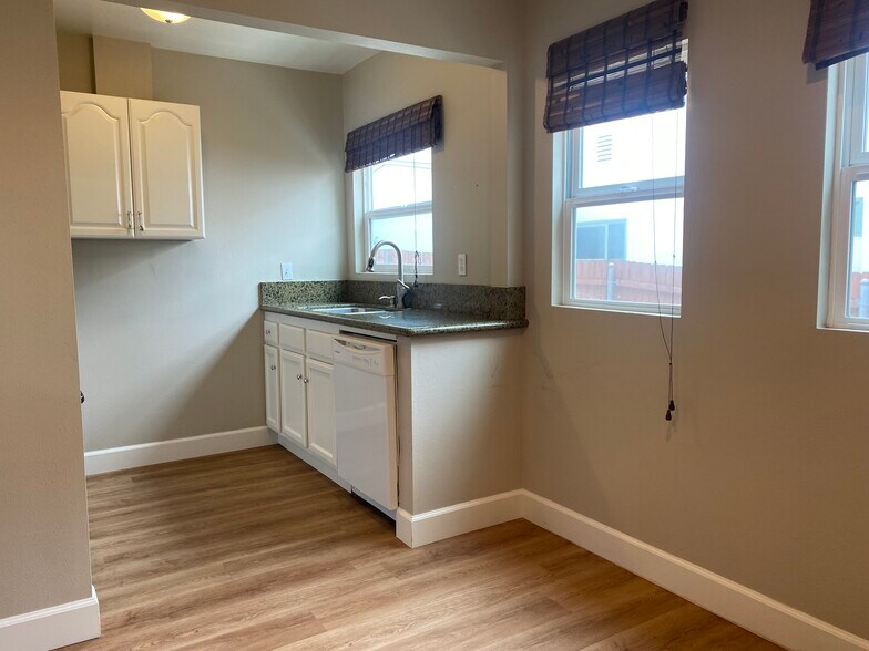 Building Photo - 4535 Avocado St