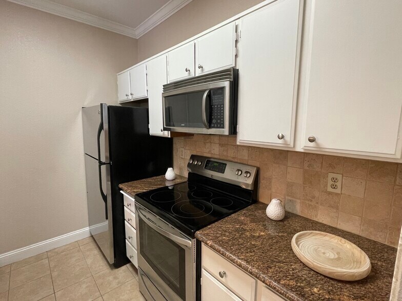 Building Photo - 7128 Cross Creek Cir