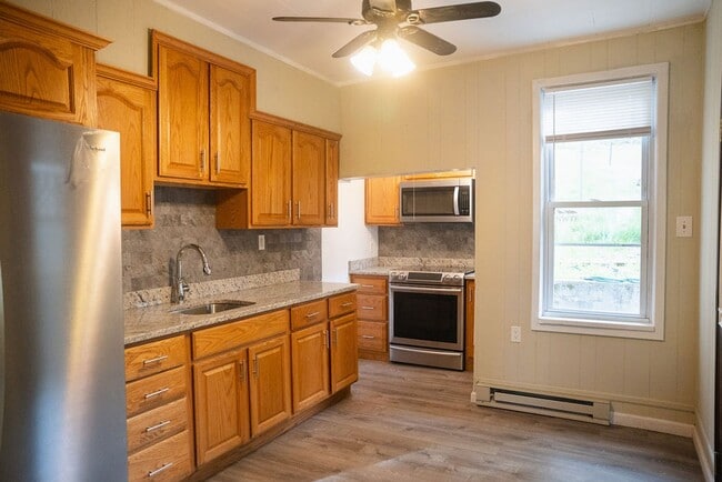 Building Photo - Spacious 5 Bedroom, 2 bathroom Home in Slatington!