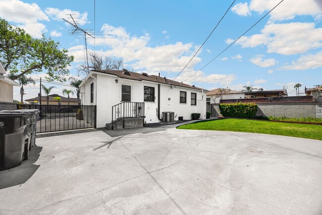 Building Photo - Adorable 2 Bed / 1 Bath Home In Pico Rivera near Birney Tech Academy