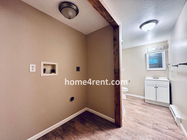 Building Photo - Fantastic Parkville area with Updated Kitchen including Granite Counters and Stainless Steel Appl...