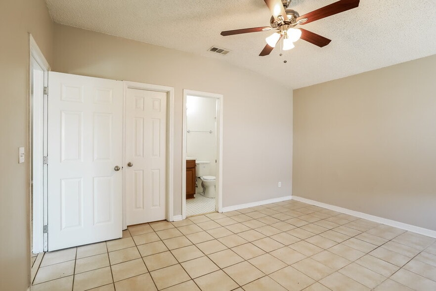Building Photo - 3332 Volley Dr