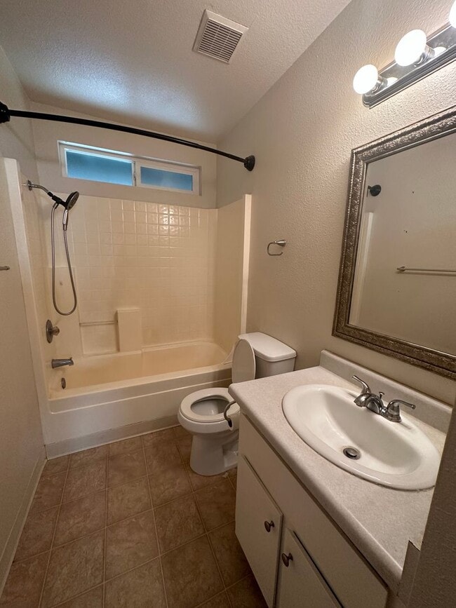 Building Photo - Cute well maintained home, convenient Anderson location