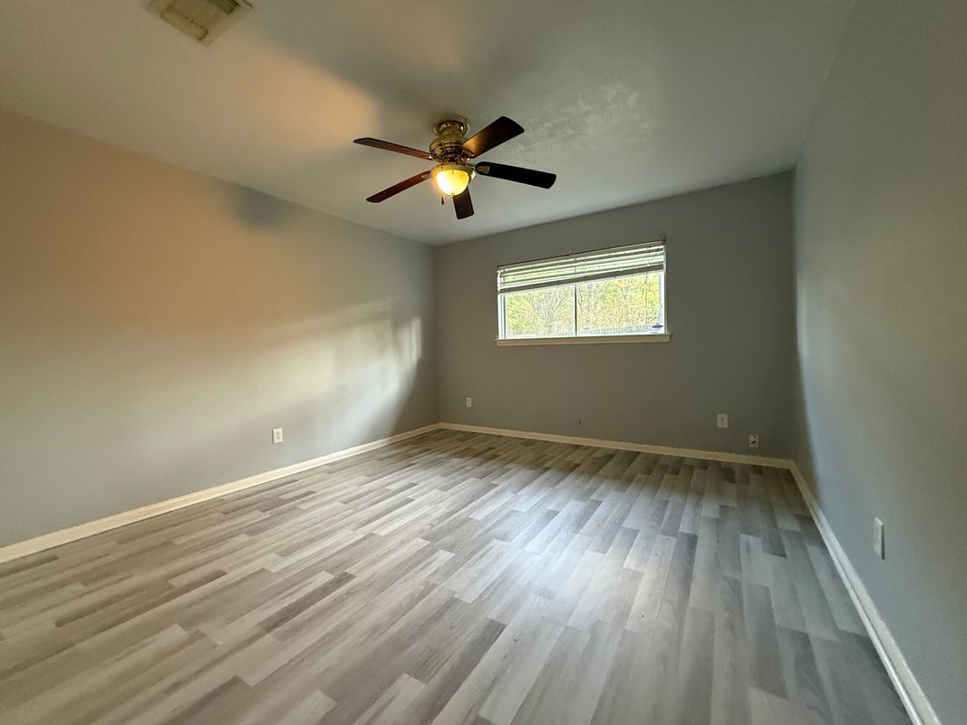 Building Photo - 422 Gamewood Dr