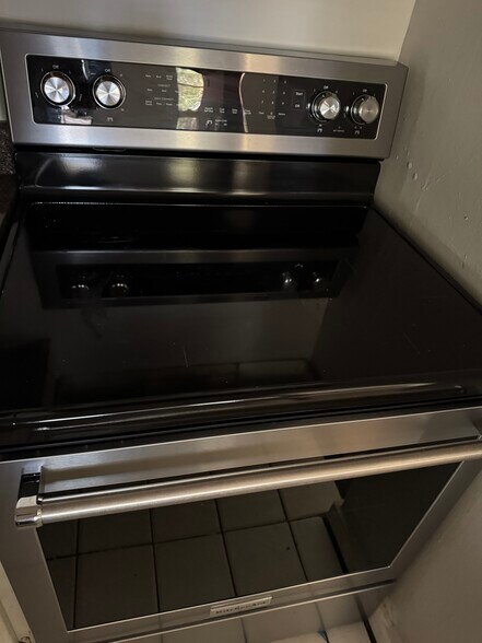 KitchenAid range oven - 1863 Nekoma Ct