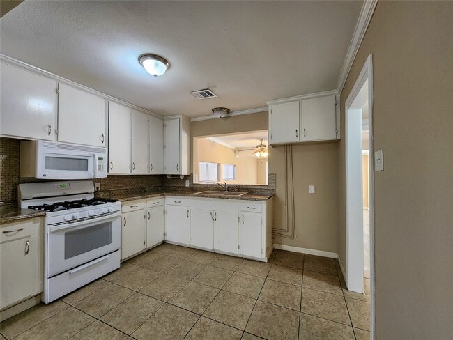 Building Photo - 1013 14th Ave N