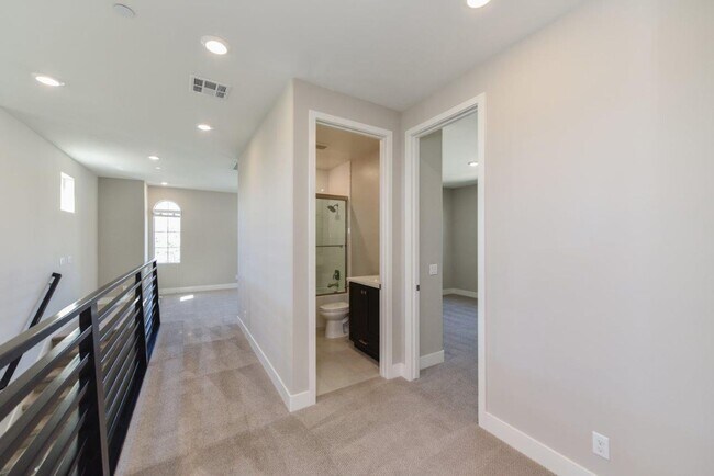 Building Photo - 4bd/4.5ba Single Family House w/ VIEW Gate...