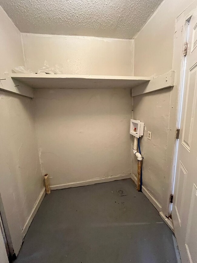 Building Photo - 2 Bed 1 Bath