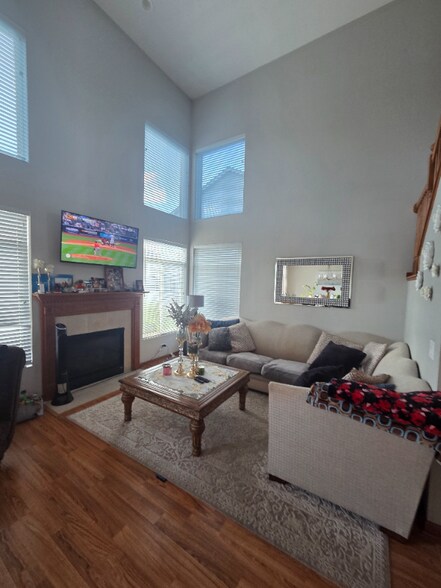 Building Photo - 1609 Grove Ct