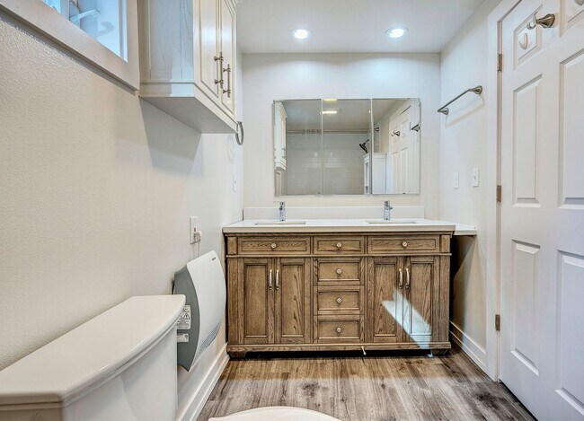 Building Photo - 2 bed, 1.5 bath in Seattle