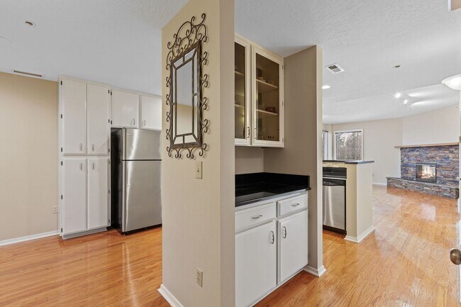 Building Photo - Beautiful Downtown Coeur d' Alene Condo  w/ Amazing Views!