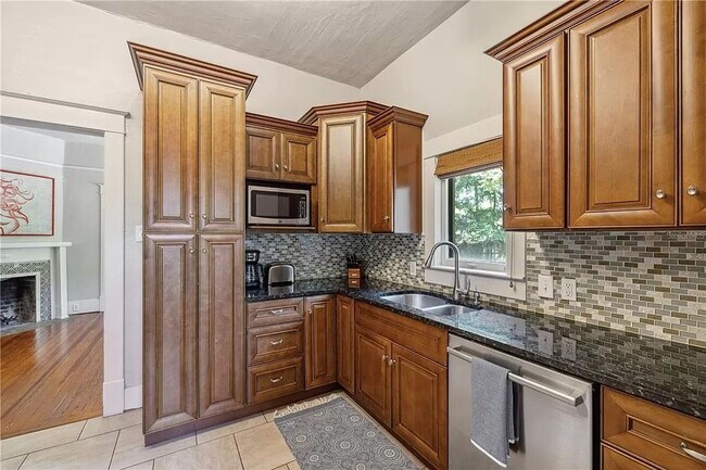 Building Photo - 2 Bed 2 Bath House in Duckpond with 2 Car Garage!