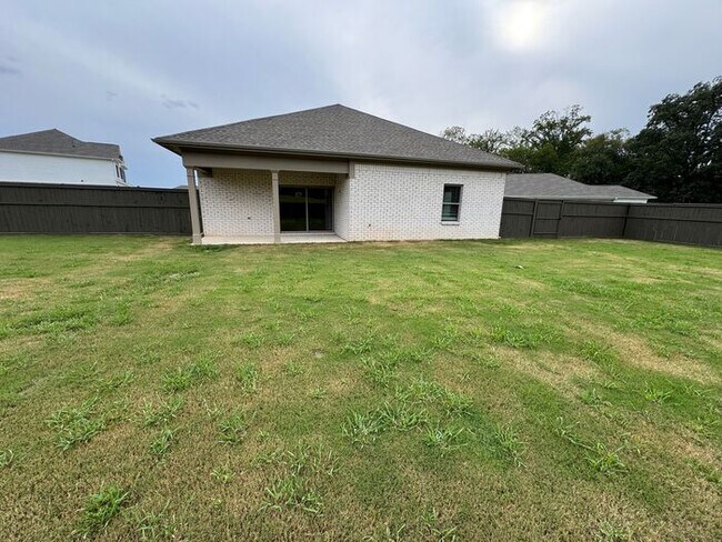 Building Photo - Clift Farm home WITH FENCED YARD