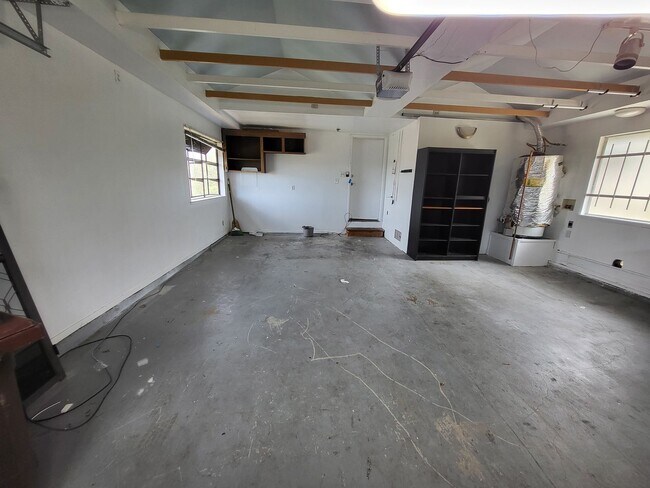 Building Photo - 5215 Bayview Ave