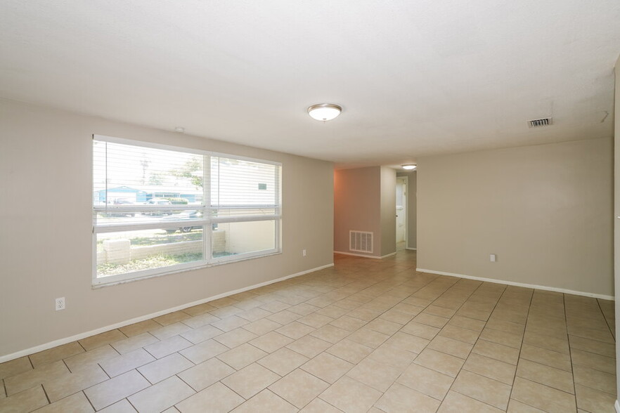 Building Photo - 10933 Felsdale Ave