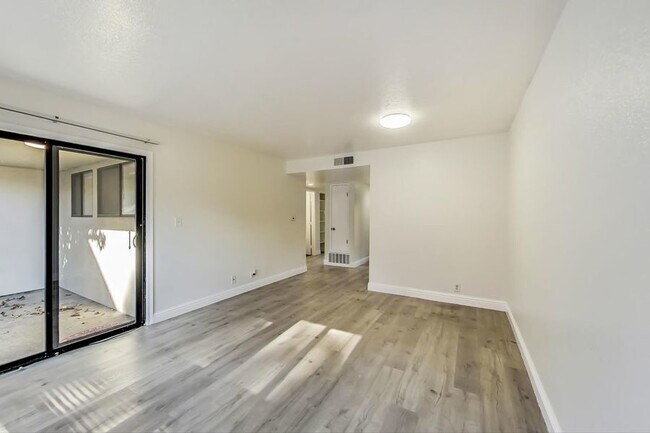 Building Photo - Updated Apartment near BART.  6 Weeks Free!