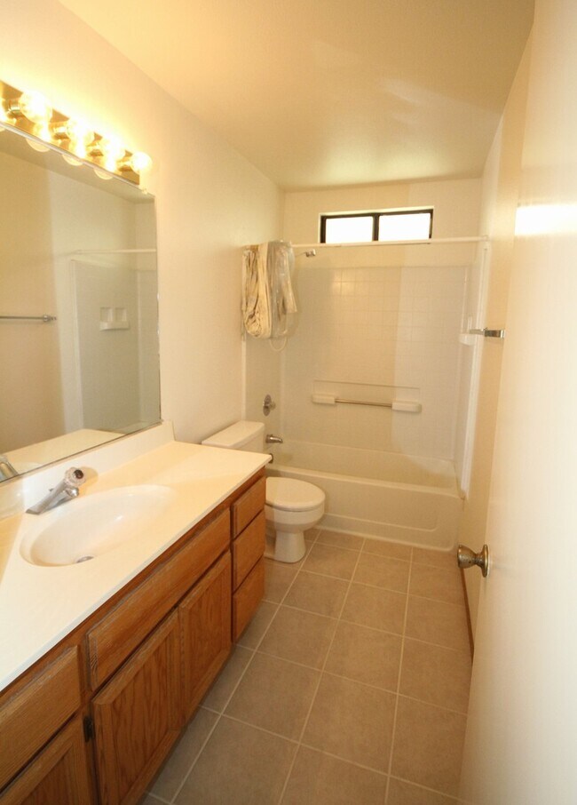 Building Photo - 4 BR | 2Ba | 1814SF | 2 Car Garage | Singl...