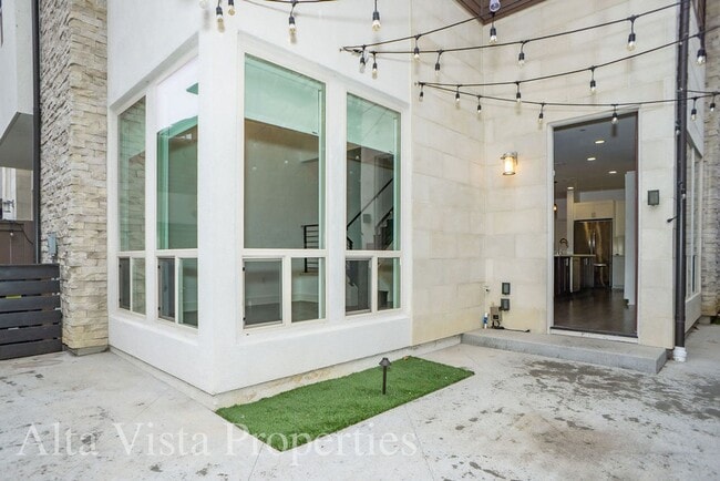 Building Photo - Beautiful Townhome centrally located in Mi...