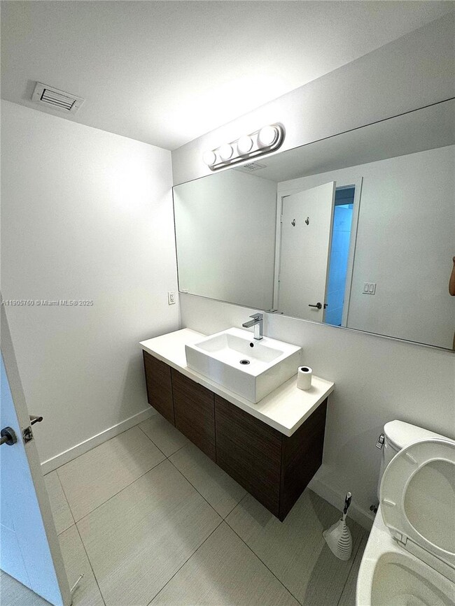 Building Photo - 1010 SW 2nd Ave