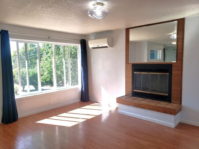 Building Photo - Charming Milwaukie House with Beautiful Ba...